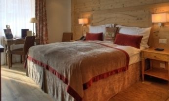 Готель Le Petit Cervin Церматт Екстер'єр фото A bed with a bed skirt